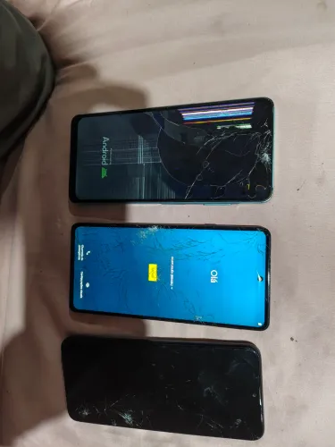 3 Celulares (Tela Trincada)