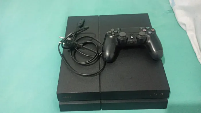 Ps4 + 1 controle + 3 jogos PlayStation 4