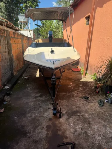 Vende-se lancha 5 lugares motor 70 Hp 
