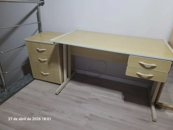 Mesa de Escritório Madeira e Ferro com gaveteiro