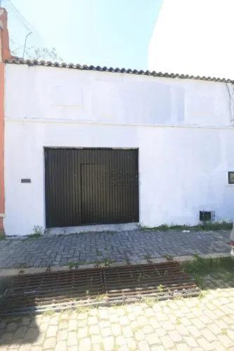 Pavilhão Comercial para Locação no Centro de Pelotas - Espaço Amplo e Versátil para o Seu