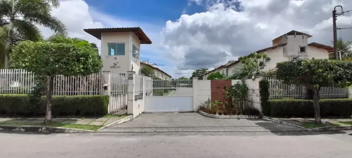 Alugo Excelente Casa duplex no Condomínio Merano, em Eusebio-Ceará.