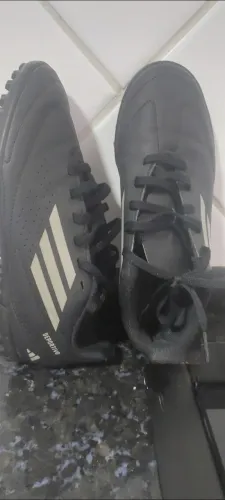 Chuteira Adidas número 33