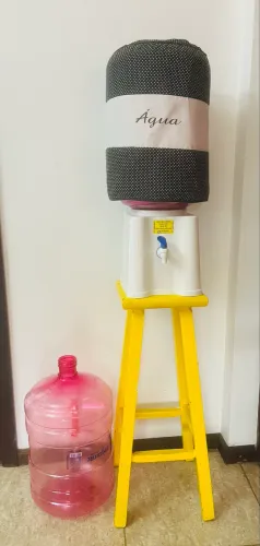 Galão da água com suporte