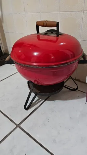 USADA. Churrasqueira portátil, em ferro esmaltado vermelha, para uso com carvão.