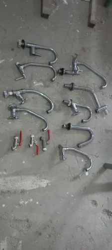 Lote de 12 torneiras sendo 8 de metal