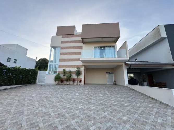Casa de alto padrão em condomínio fechado localizada a 800 metros do mar, com 6 quartos (