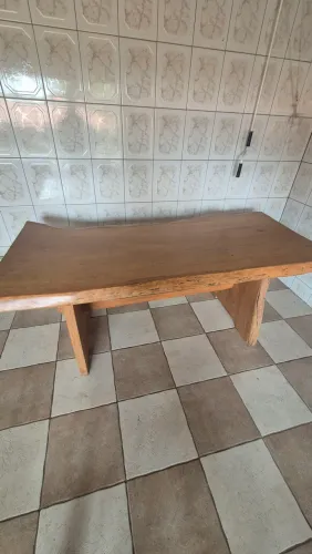 Mesa rústica, maciça com bancos