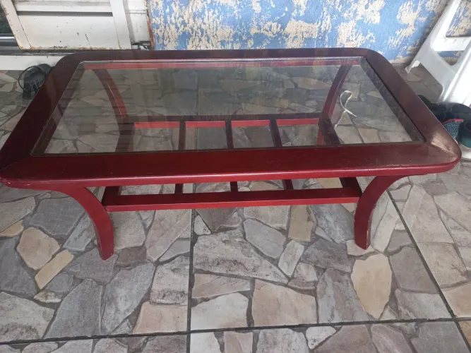 Mesa de centro com tampo de vidro