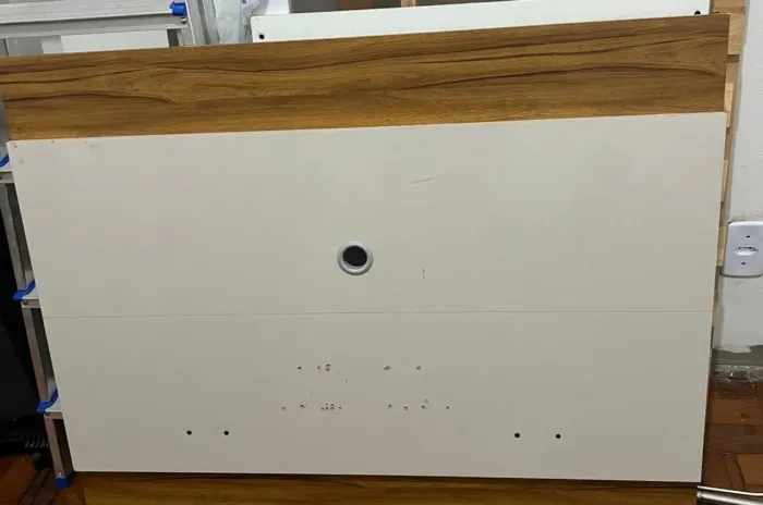 Painel para TV Suspenso Amadeirado com Porta Basculante Bege