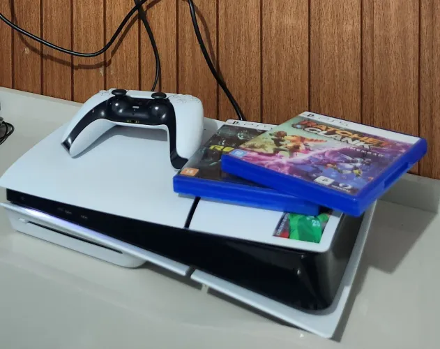 Playstation 5 slim com leitor de disco.