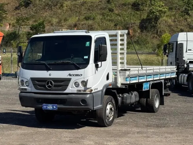 MB ACCELO 1016 ANO 2021 - CAMINHAO 3/4 COM CARROCERIA 915 815 10160