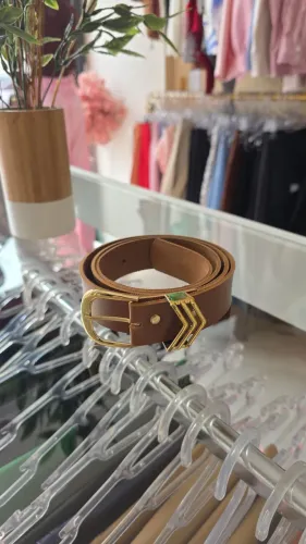 CINTO FEMININO FIVELA DOURADA E PASSANTE GEOMÉTRICO