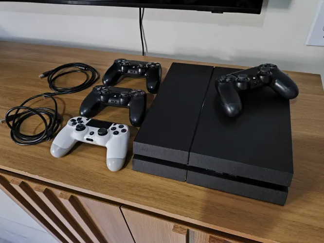 PS4 FAT USADO EM BOAS CONDIÇÕES