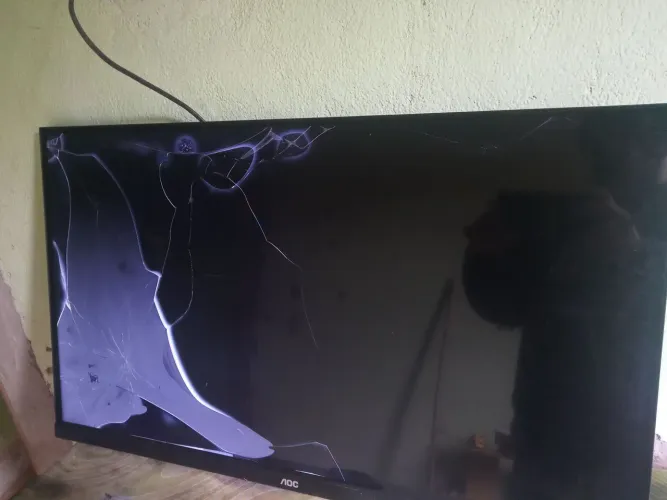 Vendo 2 tv LED 32 pra arrumar ou tirar peça 