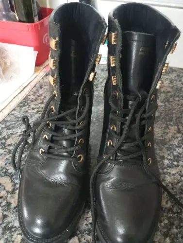 Bota femenina pegada.