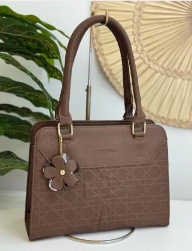 Bolsa média estruturada c chaveiro flor