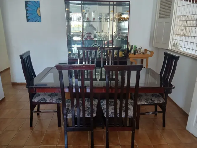 Cristaleira e mesa com 6 cadeiras