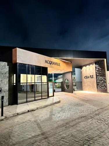 Linda casa em condomínio. Porteira fechada.