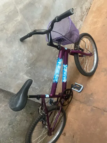 vendo essa bicicleta infantil aro 20 só falta encher os pneu