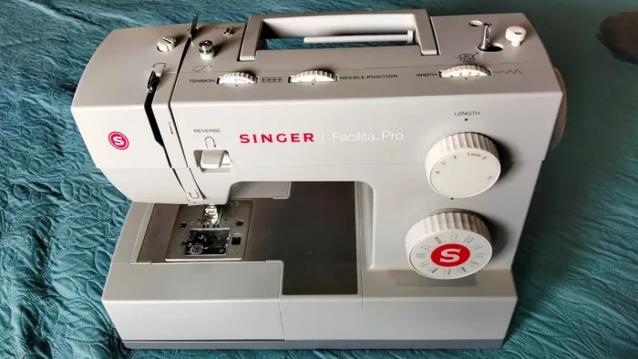 Máquina de costura reta Singer Facilita Pro 4423 portátil - cinza