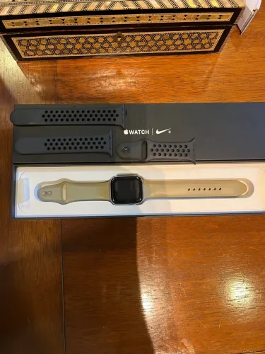 Apple Watch Series 5 - 44mm - 99% de saúde de bateria