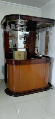 Bar de canto com porta taças