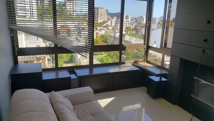 Banco-baú planejado com mesa retrátil e amplo espaço de armazenamento