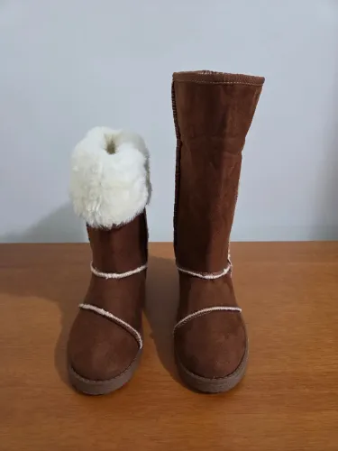 Bota Perky 36. Macia como pantufa. Estilosa e resistente para sair no frio