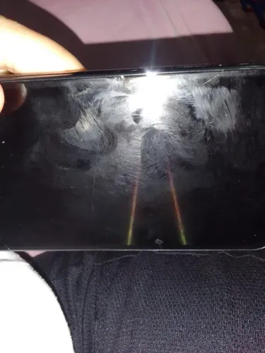 Celular quebrado a tela e preta