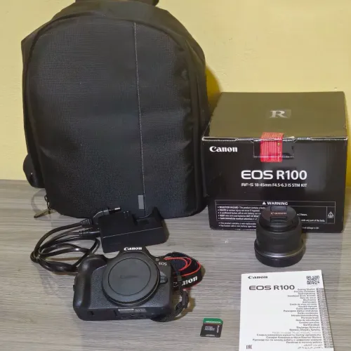 Canon EOS R100 com lente 18-45mm
