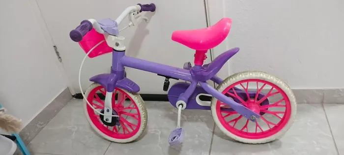 Bicicleta aro 12, sem marchas. Usada.