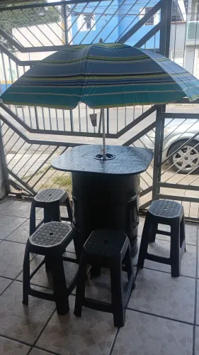 Mesa tambor 4 bancode plástico e guarda sol nunca usado 