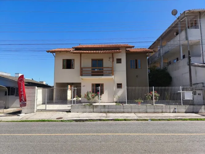 Sobrado 5 veículos, sendo 2 vagas cobertas Forquilinhas, 205m² de área construída em um te