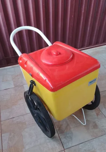 Carrinho de picolé com placas de gelo 
