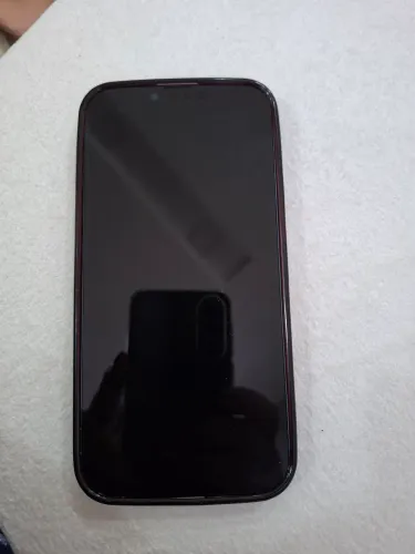 Vendo  iPhone  13 pra tirar peças  valor 400,00