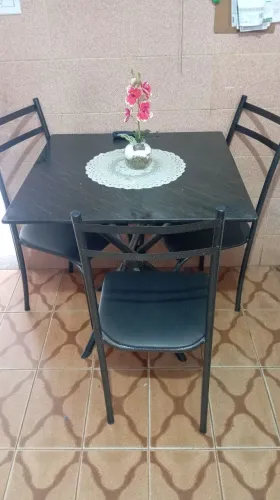Vende-se mesa com 3 cadeiras bem conservado,só estou vendo pq n tem lugar pra colocar ela