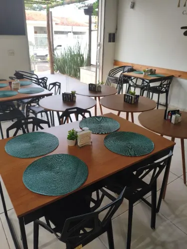 Conjunto de 3 mesas de 4 lugares e 7 mesas de 2 lugares, 26 cadeiras.