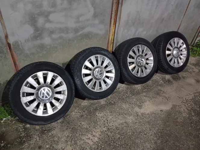 Rodas 5 furos VW aro 14 furação 5x100 com pneus meia vida