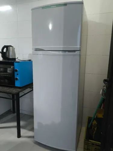 VENDO GELADEIRA CONSUL USADA FUNCIONANDO NORMALMENTE.