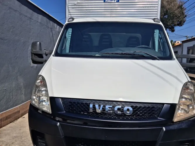 CAMINHÃO IVECO BAÚ
