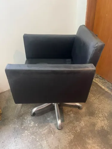 Vendo Cadeira de cabeleireiro e espelho