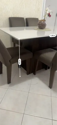Mesa de jantar  com 6 cadeiras 