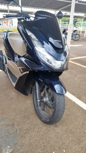 Vendo Honda PCX DLX ABS 2025, versão top de linha, na exclusiva cor azul perolizado.
