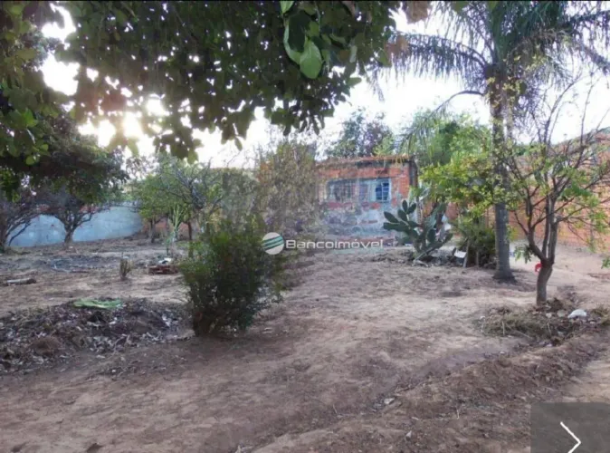 Chácara, bem localizada, dentro da cidade, perto de tudo, água e energia no local......Tod