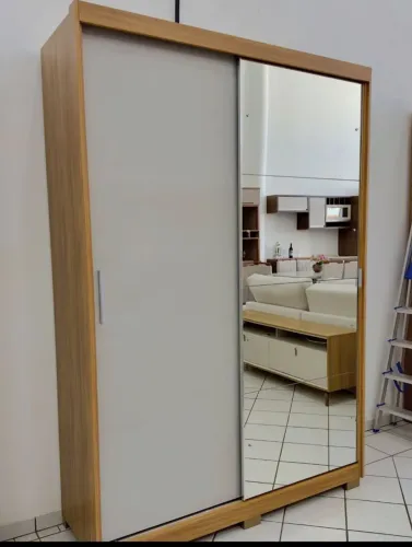 Guarda roupa 100%mdf com amplo espaço e espelho novo a pronta entrega