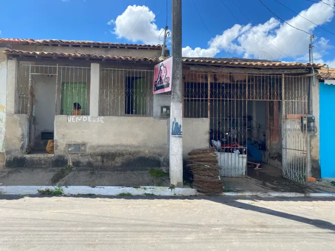 Casa com garagem, 3 quartos e quintal grande