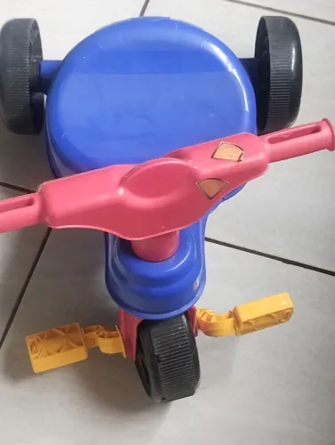 triciclo infantil (motoquinha) sem uso