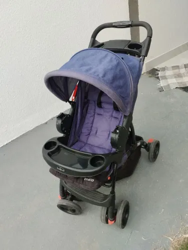 Carrinho de bebê e bebê conforto.