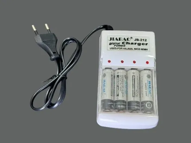 Kit Carregador de Pilhas AA/AAA - Acompanha 4 Pilhas AA